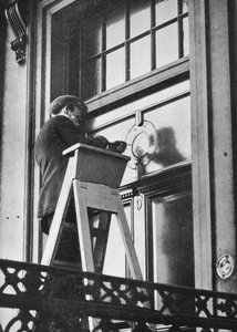 Verwijderen van Duitse emblemen van de Duitse Ambassade, Carlton House Terrace, Londen, 1914