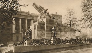 Representatie in steen van een 9-inch houwitser die grote controverse veroorzaakte, ca. 1935