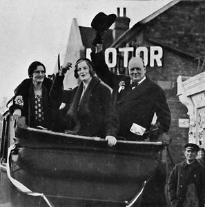 Teruggekeerd voor Epping Mevrouw Churchill en dochter Diana delen geluk en overwinning, 1931, 1945 door Unbekannt