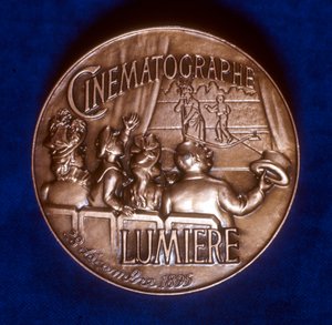 Keerzijde van medaille ter herdenking van 50 jaar cinematografie door de gebroeders Lumière door Unbekannt