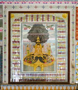 Rijkelijk versierd religieus kunstwerk in een kamer in het 19e-eeuwse Patwon ki Haveli herenhuis, Jaisalmer, Rajasthan, India (foto) door Unbekannt