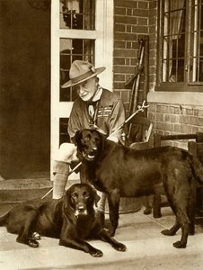 Robert Baden-Powell thuis met zijn honden, ca. 1929, 1935 door Unbekannt