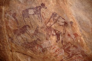 Rotstekeningen, Prehistorie: Schildering van een groep vee en figuren in een versierd onderkomen, in het Uweinat massief, Soedan door Unbekannt