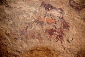 Rotstekeningen, Prehistorie: Rotsschildering van een groep vee en polychrome figuren (herders en boogschutters) in een versierde schuilplaats, in het Uweinat-massief, Soedan. Periode van 8000 tot 3000 jaar v.Chr. Fotografie door Unbekannt