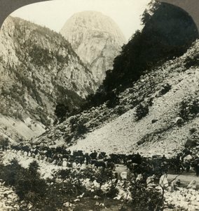 Rotsachtige Jordalsnut 3620 ft. vanaf de weg gevuld met toeristenkarren, Noorwegen, ca. 1905 door Unbekannt