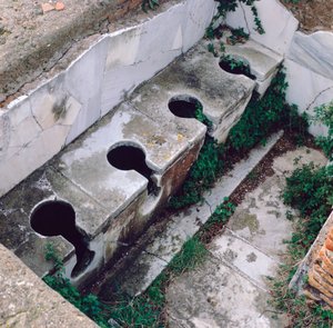 Romeins toilet, Ostia, Italië