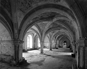 Romaans architectuur: uitzicht op de kapittelzaal van de Cisterciënzer abdij van Fontenay gesticht in 1118 (Côte d