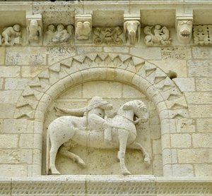 Romaans kunst: detail van de gevel die Hugues de Surgeres en Geoffroy de Vendome of keizer Constantijn de Grote afbeeldt, wiens paard de ketterij vertrapt en Christus triomfeert over het kwaad en de dood, Notre Dame de Surgeres door Unbekannt