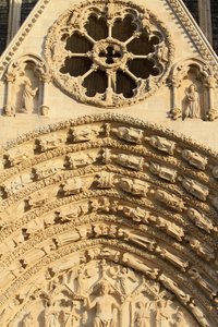 Roosvenster. Tympaan van het westelijke centrale portaal. Sint-Stefanuskathedraal.
