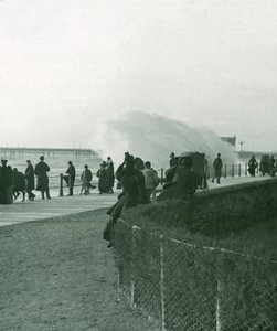 Ruwe zee over de promenade in Hastings, Sussex, eind 19e-begin 20e eeuw