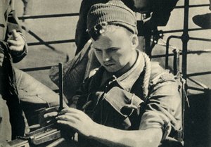 Koninklijke marinier controleert zijn machinegeweer, Tweede Wereldoorlog, ca. 1939-ca. 1943 1944 door Unbekannt