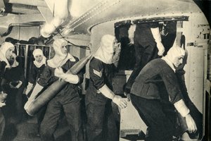 Royal Marines die munitie behandelen aan boord van HMS Illustrious, Tweede Wereldoorlog door Unbekannt