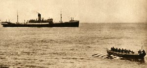 Koninklijke marine cutter op het punt om scheepspapieren te onderzoeken, Eerste Wereldoorlog door Unbekannt
