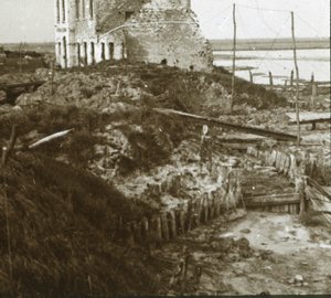 Vervallen gebouw en loopgraven langs de kust