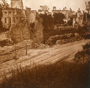 Verwoeste kerk en kasteel, Frankrijk, ca. 1914-1918