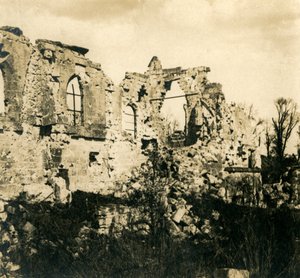 Verwoeste kerk in Dreslincourt, noordelijk Frankrijk, c1914-c1918