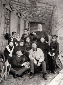 Russische auteur Anton Tsjechov met familie en vrienden, 1890 door Unbekannt