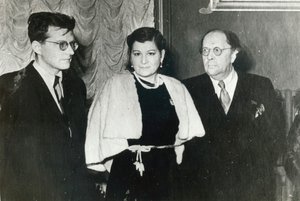 Russische componist Dmitri Shostakovich, zangeres Maria Maksakova en schrijver Aleksey Tolstoy, 1943 door Unbekannt