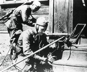 Russische soldaten met mijnendetectors ruimen een booby-trapped huis, Oostfront
