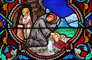 Heilig Hart kerk. Glas-in-loodraam. Benedictus van Nursia. St. Benedictus is de patroonheilige van Europa en studenten