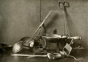 Strijkijzer, tangen, schuimspaan, vork, onderzetters en koperen hakpan, 18e eeuw, 1937