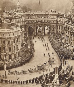 Matrozen langs de route op Trafalgar Square, 12 mei 1937