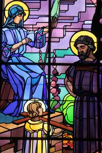Saint-Joseph de Chedde kerk. Heilige familie glas-in-loodraam door Raphael Lardeur, Chedde, Frankrijk