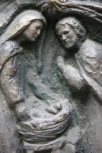 Kerk Saint-Pierre de Montmartre: Notre Dame deurbeeldhouwwerk: Geboorte, Parijs, Frankrijk