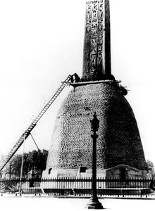 Zandzakken ter bescherming van de voet van de Egyptische obelisk, door Duitsland bezet Parijs, 1940