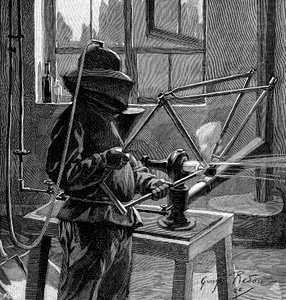 Zandstralen van de verbindingen van een fietsframe, Frankrijk, 1896 door Unbekannt
