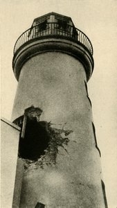 Vuurtoren van Scarborough geraakt door een Duitse bom, Eerste Wereldoorlog, december 1914, c1920 door Unbekannt