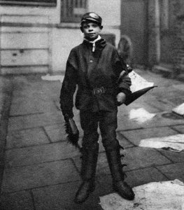 Vuilnisjongen die paardenmest opruimt op de weg, Londen, 1926-1927 door Unbekannt