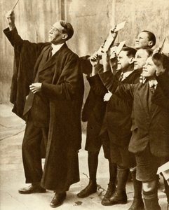 Schooljongens en leraar observeren een zonsverduistering, Groot-Brittannië, 1921, 1935 door Unbekannt