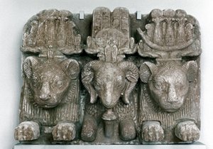 Beeldhouwwerk van Drie Dierenhoofden
