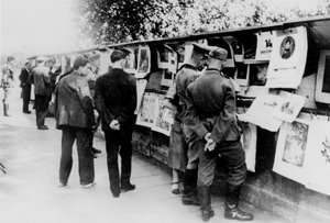 Tweedehands boeken- en prentenstalletjes aan de oever van de Seine, door Duitsland bezet Parijs, 1940