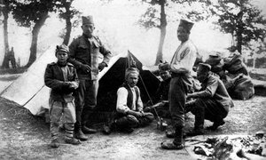 Servische soldaten kamperen, Eerste Wereldoorlog, 1914 door Unbekannt