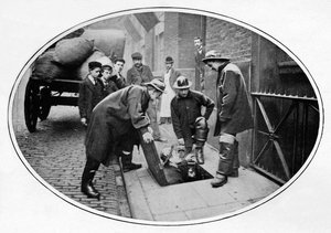 Rioolwerkers gaan naar beneden, Londen, c1903 door Unbekannt