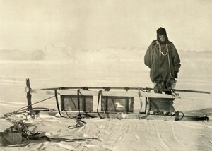 Shackleton staand bij de gebroken zuidelijke slee, ca. 1908, 1909 door Unbekannt