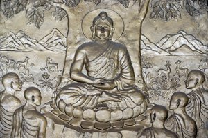 Shakyamuni Boeddha predikt de leer - het wiel van de wet - aan zijn vijf discipelen. Ho Chi Minhstad. Vietnam door Unbekannt