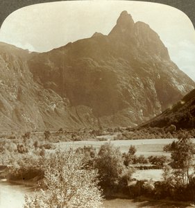 Scherpe pieken van Romdalshorn bekronen de bergwand boven de Rauma-rivier, Noorwegen, ca. 1905