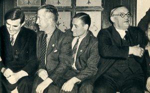 Scheepsmaten Aan Wal. John G. Winant, Ernest Bevin, met koopvaardijmatrozen