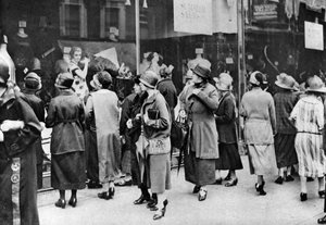 Winkelend publiek in Kensington High Street, Londen, 1926-1927