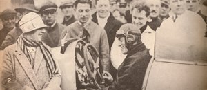 Het aandrijfmechanisme tonen aan geïnteresseerde toeschouwers, ca. 1927, 1935