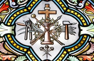 Heiligdom van Onze-Lieve-Vrouw van La Salette Glas-in-loodraam Christelijke symbolen, La Salette, Frankrijk