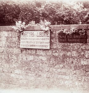 Bord ter nagedachtenis aan burgers die door de Duitsers werden neergeschoten, Dinant, België, ca. 1914-ca. 1918