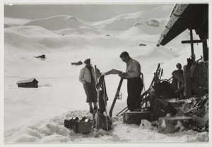 Skiërs buiten een chalet, ca. 1930 door Unbekannt