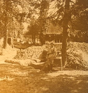 Soldaat buiten loopgraaf, Bois des Loges, Noord-Frankrijk, c1914-c1918 door Unbekannt