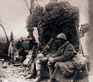 Soldaten tussen ruïnes, ca. 1914-1918