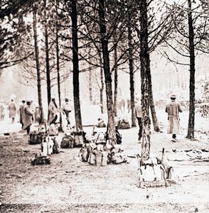 Soldaten en pakken in het bos, ca. 1914-ca. 1918 door Unbekannt