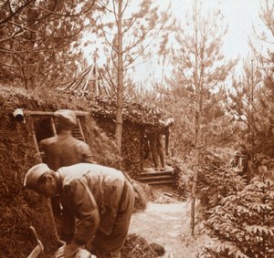 Soldaten in met aarde bedekte schuilplaatsen, Genicourt, Noord-Frankrijk, c1914-c1918